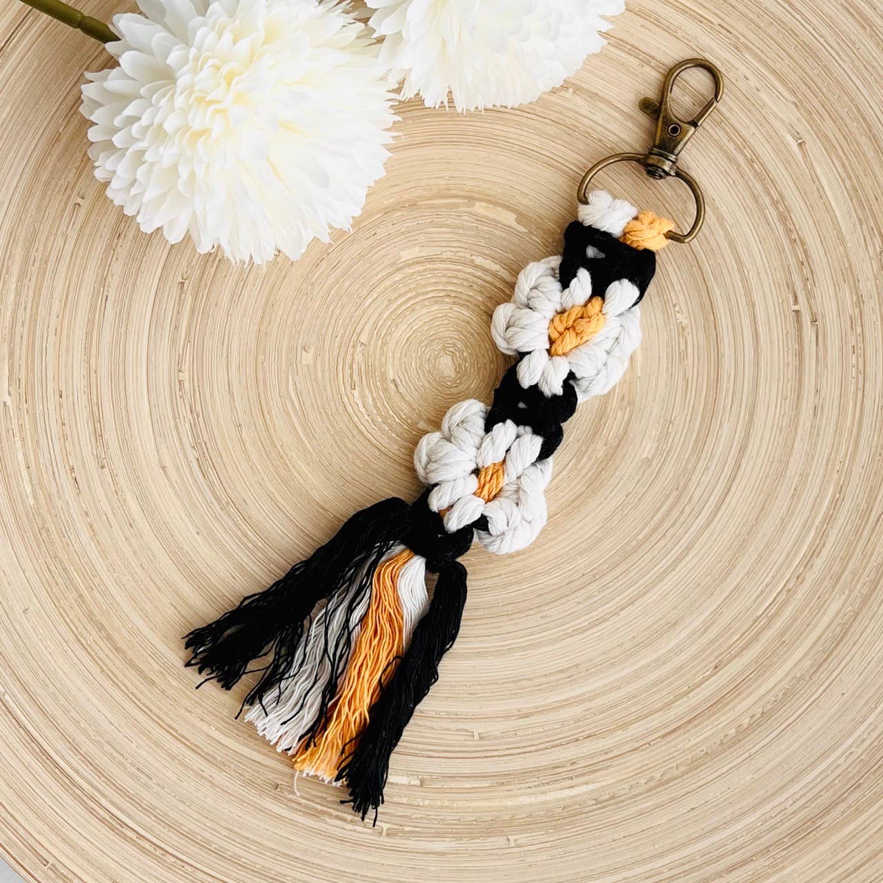 Boho Macrame Keychain - Daisy Flower Floral Bronze Keyring: Mint