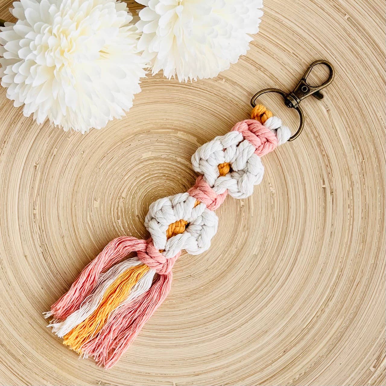 Boho Macrame Keychain - Daisy Flower Floral Bronze Keyring: Mint