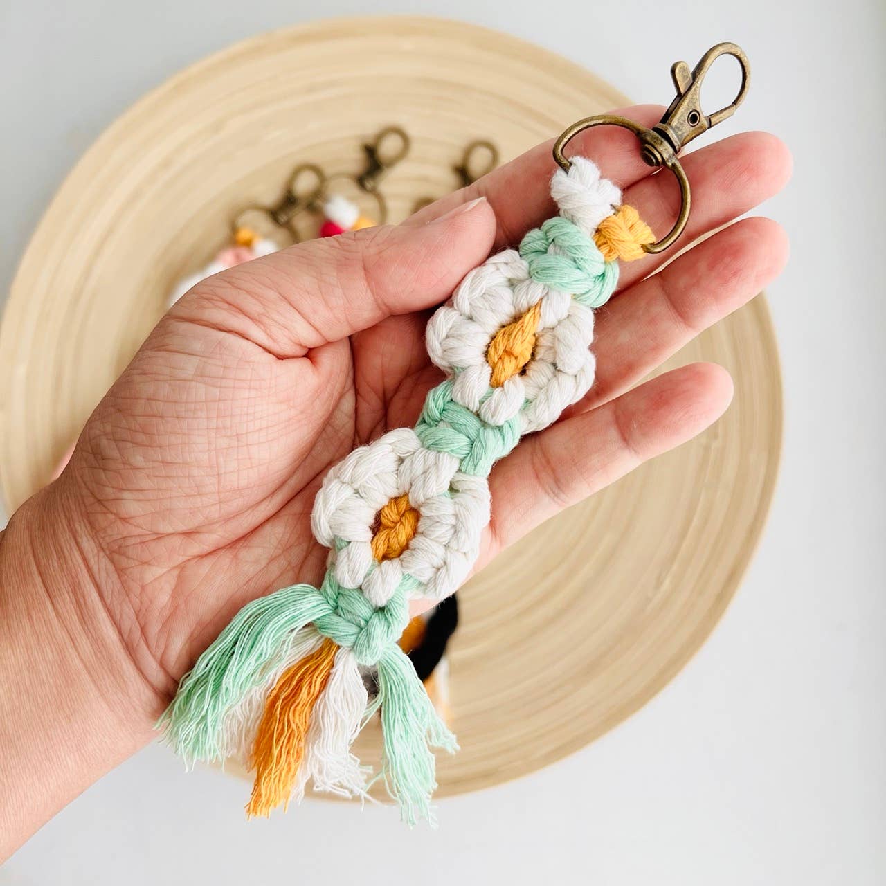 Boho Macrame Keychain - Daisy Flower Floral Bronze Keyring: Mint