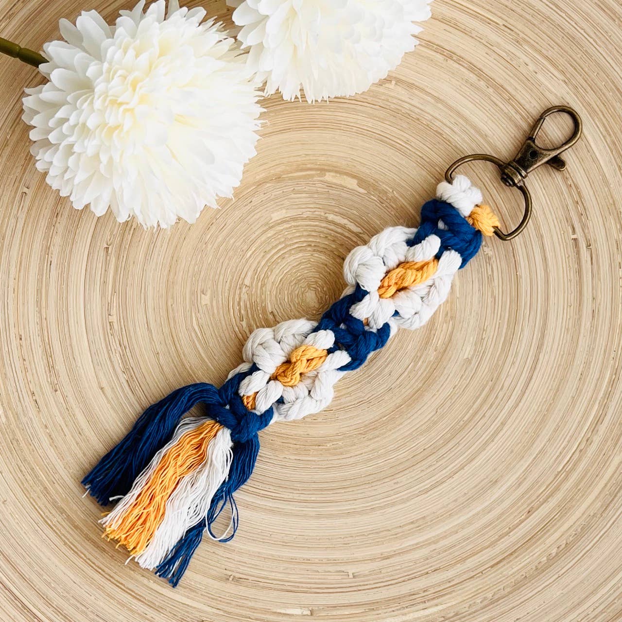 Boho Macrame Keychain - Daisy Flower Floral Bronze Keyring: Mint