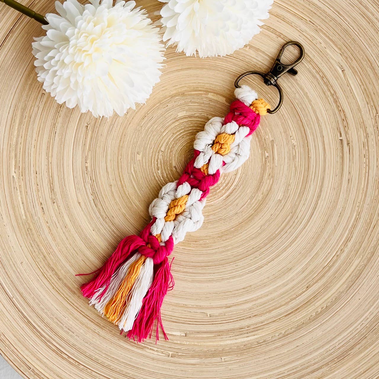 Boho Macrame Keychain - Daisy Flower Floral Bronze Keyring: Mint