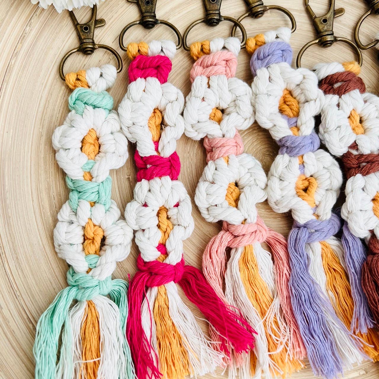 Boho Macrame Keychain - Daisy Flower Floral Bronze Keyring: Mint